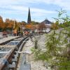 In Königsbrunn laufen die Gleisarbeiten. Im September 2021 soll die Strecke komplett fertig sein.
