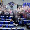 Buntes Treiben im Bundestag: dpa-Fotograf Kay Nietfeld fing es mit einer Langzeitbelichtung bei einer Abstimmung ein. 