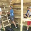 Hier packen Christian, Nico, Julian, Joshua und Paul beim Hüttenbau in Weißenhorn gemeinsam an. 