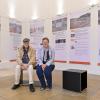 Manfred Deiler, Präsident der Europäischen Holocaustgedenkstätte Stiftung und die Landsberger Historikerin Dr. Edith Raim vor den Ausstellungsplakaten im Klostereck.