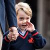 In seiner Schuluniform geht Prinz George an der Hand seines Vaters zu seinem ersten Tag in der Thomas's Battersea Schule in London.