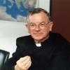 Bischof Viktor Josef Dammertz (1929 – 2020) wurde am Heiligen Abend 1992 zum Oberhirten von Augsburg ernannt. 	