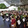 Zu Beginn und am Schluss des Open-Air-Konzerts spielten die insgesamt rund 50 Musiker des Musikvereins Stadtkapelle Schwetzingen und der Blaskapelle Karlshuld gemeinsam, nur die Dirigenten Christian Mattes (im Bild) und Johannes Schwalg wechselten sich ab.