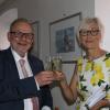 Bürgermeister Klaus Habermann stößt mit Eva Bley auf deren erste Ausstellung in Aichach an. 	