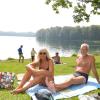 Inge Hilsch und Karlheinz Herzel fahren regelmäßig aus Heidenheim an den Lauinger Auwaldsee. Diesen Sommer ist hier ihrer Meinung nach mehr los. Schon morgens trudeln dort die ersten Menschen zum Sonnen und Baden ein.  	
