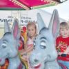 Selina und Mia haben Spaß auf dem Kinderkarussell. Mias Mutter Sabine Wenzel hatte mit mehr Fahrgeschäften gerechnet. Trotzdem hat es ihr gefallen.  