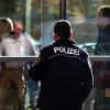 Polizisten führen die 36-jährige Beate Z. aus einem Gebäude der Staatsanwaltschaft Zwickau. Foto: Jan Woitas dpa