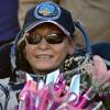 Der Rekord-US-Astronautin Peggy Whitson wird nach der Landung in der kasachischen Steppe aus der Sojus-Kapsel geholfen. 