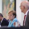 Bundeskanzlerin Angela Merkel nimmt zusammen mit dem bayerischen Ministerpräsident Markus Söder und Hamburgs Erstem Bürgermeister Peter Tschentscher nach Abschluss der Beratungen an einer Pressekonferenz teil.