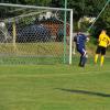 Keeper Christoph Husel (links) und Philipp Wagner (Nummer 23) schauen dem Ball hinterher, der zum 1:1-Ausgleich ins Möttinger Netz einschlägt. Torschütze für Gastgeber Binswangen ist Simon Letzing (nicht im Bild).