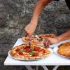 Wer gute Pizza selbst machen möchte, sollte sich mit ihrer Geschichte und mit den richtigen Zutaten ausgiebig beschäftigen.