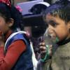 Dieses vom Syrischen Zivilschutz, genannt "Weißhelme", zur Verfügung gestellte Bild zeigt einen Junge, der ein Beatmungsgerät über den Mund hält.