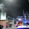 Blick auf das brennende Gebäude in der Walfischgasse. 21 Menschen lebten hier und konnten das Haus rechtzeitig verlassen.  	