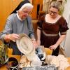 Schwester Hieronyma verwaltet etwa 3000 Kleidungsstücke im Kostümverleih der St. Josefskongregation im Kloster Ursberg. Die 85-Jährige findet mit Liebe zum Detail immer etwas Passendes. 
