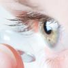 Weil man beim Einsetzen der Kontaktlinsen mit den Fingern in die Augen fasst, könnte es in Zeiten des Coronavirus besser sein, vorübergehend auf eine Brille umzusteigen.