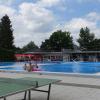 Noch kommen an einem Sommertag nicht so viele Besucher ins Türkheimer Freibad wie in den vergangenen Jahren. Die Bahnenschwimmer freut es, denn sie haben viel Platz im Wasser.  	