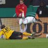 Der niederländische Fußball-Nationalspieler Arjen Robben vom FC Bayern München hat sich im DFB-Pokal-Achtelfinale beim FC Augsburg am rechten Knie verletzt.