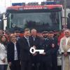Bürgermeister Richard Greiner übergibt bei der Fahrzeugweihe der Täfertinger Feuerwehr symbolisch den Schlüssel für das neue Löschfahrzeug. 	