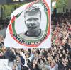 Die Fans des FC Augsburg gedachten mit einer tollen Aktion vor der Partie beim 1. FC Nürnberg des verstorbenen Augsburger Fußballidols Helmut Haller.