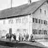 „Beim Kreuzbauer“: Familie Leonhard Bader III., im Oberdorf, Aufnahme um 1923. Von links: Der Bruder des Großvaters Josef Bader, Magd, Großmutter Maria Bader, Tante (väterlicherseits), Tochter der Magd, Großvater Leonhard Bader I., Vater Leonhard Bader II.  