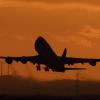 Eine Boeing 747 startet vom Flughafen Frankfurt aus in den Abendhimmel. Der US-Flugzeugbauer Boeing stellt die Produktion seines Jumbo-Jets 747 nach mehr als 50 Jahren ein.