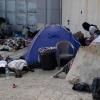 Migranten schlafen neben einem Zelt in der Nähe der Stadt Mytilene an der nordöstlichen Seite der Insel Lesbos. Deutschland will Familien mit Kindern aufnehmen. 