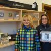 Nathalie Ast und ihre Mama Sandra Ast haben das Angebot in der Türkheimer Gemeindebücherei schon mal ausprobiert.