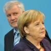 CSU-Chef Horst Seehofer setzt Bundeskanzlerin Angela Merkel angesichts des Umfrage-Tiefs für die Unionsparteien heftig unter Druck. Er fordert Antworten auf die Flüchtlingsfrage. 