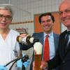 Nach der Darmspiegelung zur Vorsorge in den Krankenhäusern Friedberg und Aichach sowie bei niedergelassenen Kooperationspartnern spendiert die Brauerei Kühbach ein alkoholfreies Bier. Darüber freuen sich (von links) Dr. Albert Bauer, Umberto Freiherr von Beck-Peccoz und Landrat Klaus Metzger.