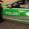 Er war betrunken und er war verletzt: Ein 56-Jahre alter Mann hat in Augsburg im Rettungswagen einen Sanitäter angegriffen und gewürgt. 