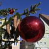 Die Stadt Landsberg startet eine Wunschbaumaktion. Das Foto zeigt eine Kugel am Christbaum am Hauptplatz. 