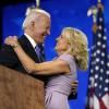 Seit fast 44 Jahren verheiratet, seit kurzem im Weißen Haus: Joe Biden umarmt seine Frau Jill.