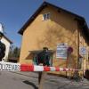 Polizisten stehen in Krailling vor dem Haus, in dem zwei tote Kinder gefunden wurden. (Archivbild) dpa