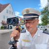 Wolfgang Feigl ist der Verkehrsexperte der Bobinger Polizei. Er misst mit dem Lasergerät auch die Geschwindigkeit.