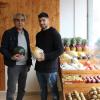 Ilhan Peker (links) und sein Sohn Mert Peker eröffnen ein Obstgeschäft in Neuburg.  	