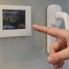 Das Display zeigt den momentanen Energieverbrauch eines Smart Homes.