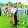 Wissenswertes über Kräuter gab es auf dem Kräuterhof von Chefin Brigitte Dinser für die Mitglieder des Obst- und Gartenbauvereins Breitenthal-Nattenhausen. Foto: zg