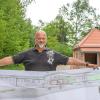 Dieser Mann hat große Pläne: Hermann Lauter will aus dem ehemaligen Bahnhof Horgau einen gastronomischen Betrieb mitsamt Camping Platz machen.