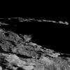 Die Ceres-Oberfläche auf einem Bild der Sonde "Dawn": Die besonderen Krater-Formen kamen wohl durch eishaltige Schichten zustande.