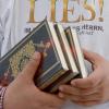 Ein Salafist verteilt kostenlose Koran-Exemplare an Passanten. Die islamistische Szene in Deutschland wächst kontinuierlich.