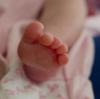 In einem Fall in Augsburg kam ein neugeborenes Mädchen jetzt direkt aus der Geburtsklinik nicht zur Mutter, sondern zu einer Pflegefamilie. So etwas passiert nur äußerst selten.