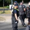 Die Polizei trägt einen Aktivisten der Gruppe Letzte Generation weg, der mit anderen die Fahrbahnen rund um die Siegessäule in Berlin blockiert hat.