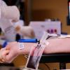 Zu Beginn der Corona-Krise wurde zeitweise sehr viel Blut gespendet, weil viele Menschen helfen wollten. Nun ist die Zahl wieder zurückgegangen. Das Rote Kreuz appelliert deshalb an die Menschen, weiterhin zum Blutspenden zu gehen.