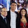 Cristiano Ronaldo 2016 bei der offiziellen Bekanntmachung seiner Vertragsverlängerung stolz mit seiner Mutter Maria Dolores dos Santos Aveiro und Real-Präsident Florentino Perez.