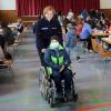 561 Menschen ließen sich bei der Typisierungsaktion am Samstag in der Günzburger Jahnhalle als potentielle Stammzellspender registrieren. Der zehnjährige Emin war mit vor Ort - mit Mundschutz und im Rollstuhl.