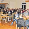 Aufmerksam verfolgten rund 60 Zuhörer während der Bürgerversammlung in Niederraunau Informationen aus der Stadtpolitik insgesamt und im Stadtteil selbst.