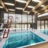 So könnte ein neu gebautes Hallenbad in Göggingen aussehen. Es sähe ein Sportbecken mit 50 Metern Länge sowie ein Sprungbecken und ein Lehrbecken vor. 	 	