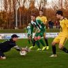 FCL-Keeper Manuel Kohout hat das Leder sich. Im Hintergrund lauert FCGler Christoph Schnelle (Mitte), bewacht von Simon Weber (rechts Janik Schreitmüller). Lauingen siegte im Ligapokalspiel daheim mit 2:1-Toren.