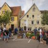 Was gab es da auf dem Altstadtflohmarkt in Nördlingen am Samstag nicht alles zu entdecken: Spielsachen, Kleider, Schuhe, Schmuck, Kunstgegenstände oder Körbe. Gerade am Vormittag war der Flohmarkt sehr gut besucht, die Besucherinnen und Besucher bummelten durch die Straßen. Unser Fotograf Josef Heckl war mit seiner Kamera unterwegs und hat einige Impressionen eingefangen.