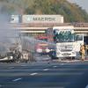 Feuerwehrleute löschen einen brennenden Tanklastzug auf der Autobahn A2, der im Autobahnkreuz Ost nach einem Unfall in Brand geraten war. 